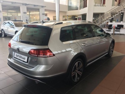 Golf alltrack1.jpg