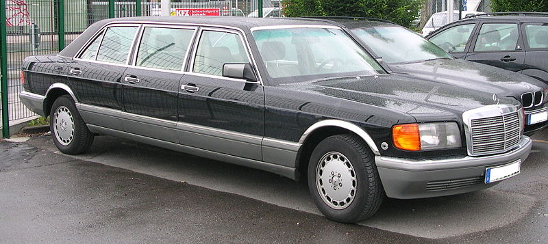 800px-Mercedes-Benz_W126_Sechstürer_r.jpg