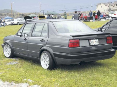 160_0609_et_05_z+2006_dubs_on_lake_car_show+_volkswagen_mk2_jetta_rear_view.jpg