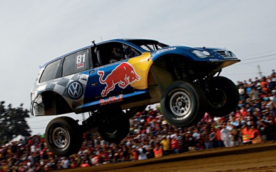 163_0904_09z+volkswagen_touareg_tdi_baja_trophy_truck_racer+flying_view.jpg