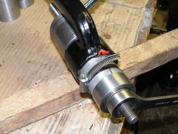 350px-Fahrwerk_Querlenker_Vorne_unten_Lager_hinten_vorspannen[1].jpg