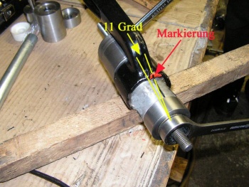 350px-Fahrwerk_Querlenker_Vorne_unten_Lager_hinten_Einbaulage_Winkel[1].jpg