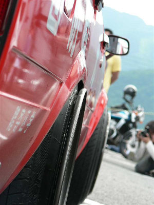 sa60_carina_firevan_stretched_tires.jpg