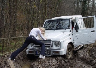 car_stuck_girls_07.jpg