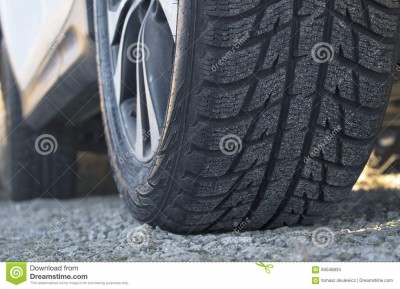 close-up-car-s-winter-tyre-tread-gravel-road-84546834.jpg