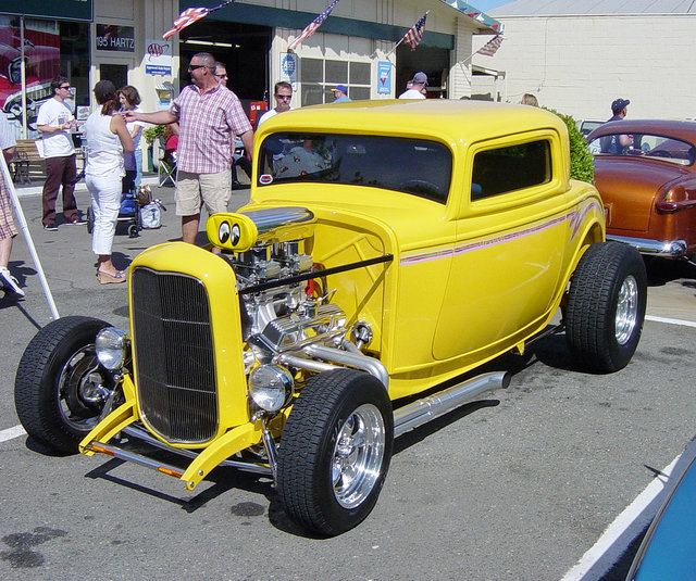 1225px-ThreeWindowCoupeHotrod6791.jpg