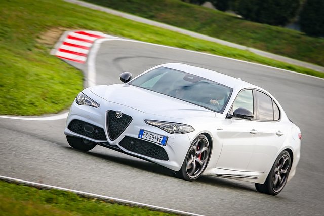 Alfa Romeo Giulia.jpg