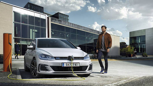 GOLF GTE-2.jpg