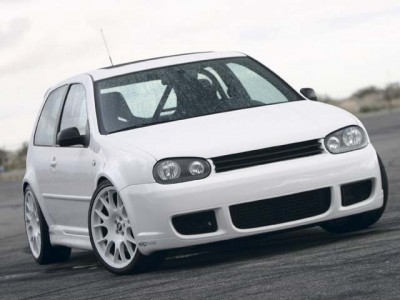 0607eurp_19z+2004_Volkswagen_R32+Front_Side_Parked_Wet.jpg
